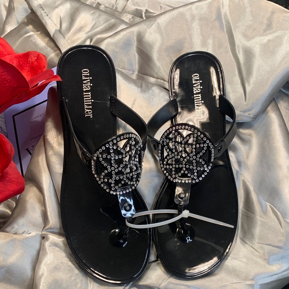🌹Olivia Miller Black Jeweled Thong Flip Flops w/Circular Crystal Medallion NWOT